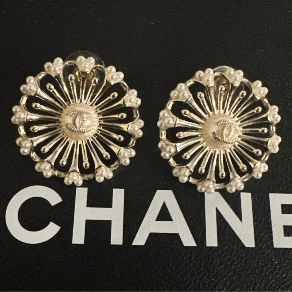 CHANEL cc earrings pearls sunburst vintage Gold Cream hearts studs set soleil - Picture 4 of 5